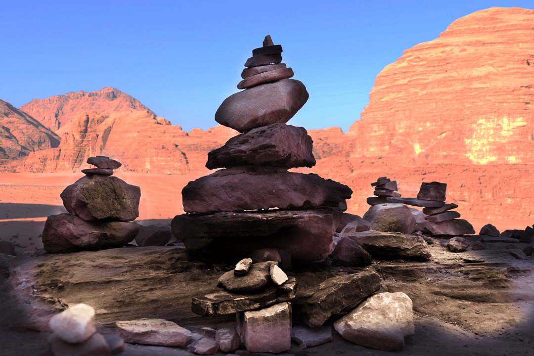 Gestapelte Steine in einer Wüste